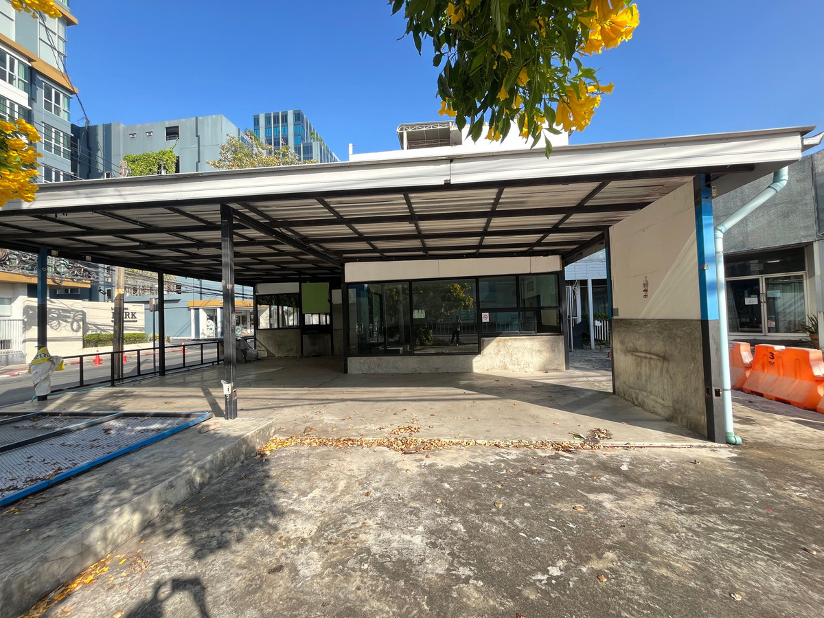 For RentRetail SpaceSapankwai,Jatujak : 🏢 For Rent: Prime Corner Commercial Space — Vibhavadi Soi 3