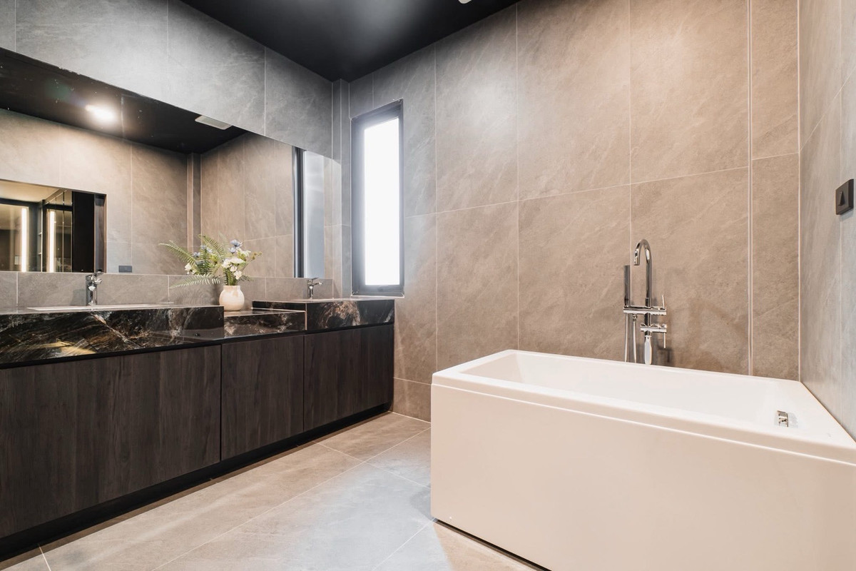 Pattanakan, Srinakarin : For Sale / Rent | 3-Storey Semi-Detached Corner Home | Brand-New, Move-In Ready | 57 sq.w. | Baan Klang Muang The Edition Srinakarin–Suan Luang