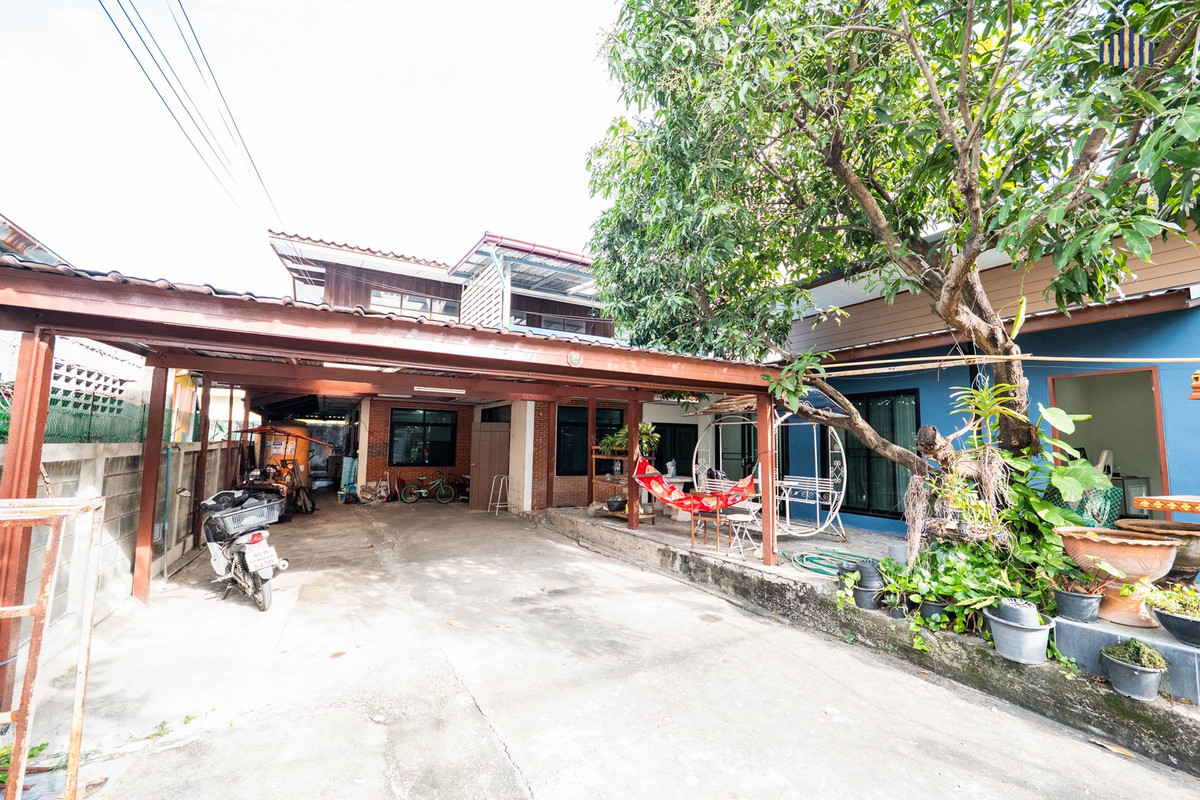 ขายบ้านนวมินทร์ รามอินทรา : ขายขาดทุน บ้านเดี่ยว พร้อมเรือนรับรอง นวมิทร์69 ขายบ้านเดี่ยว ครึ่งไม้ครึ่งปูน พร้อมเรือนรับรองเพิ่งสร้างไม่นาน ซอยนวมินทร์69