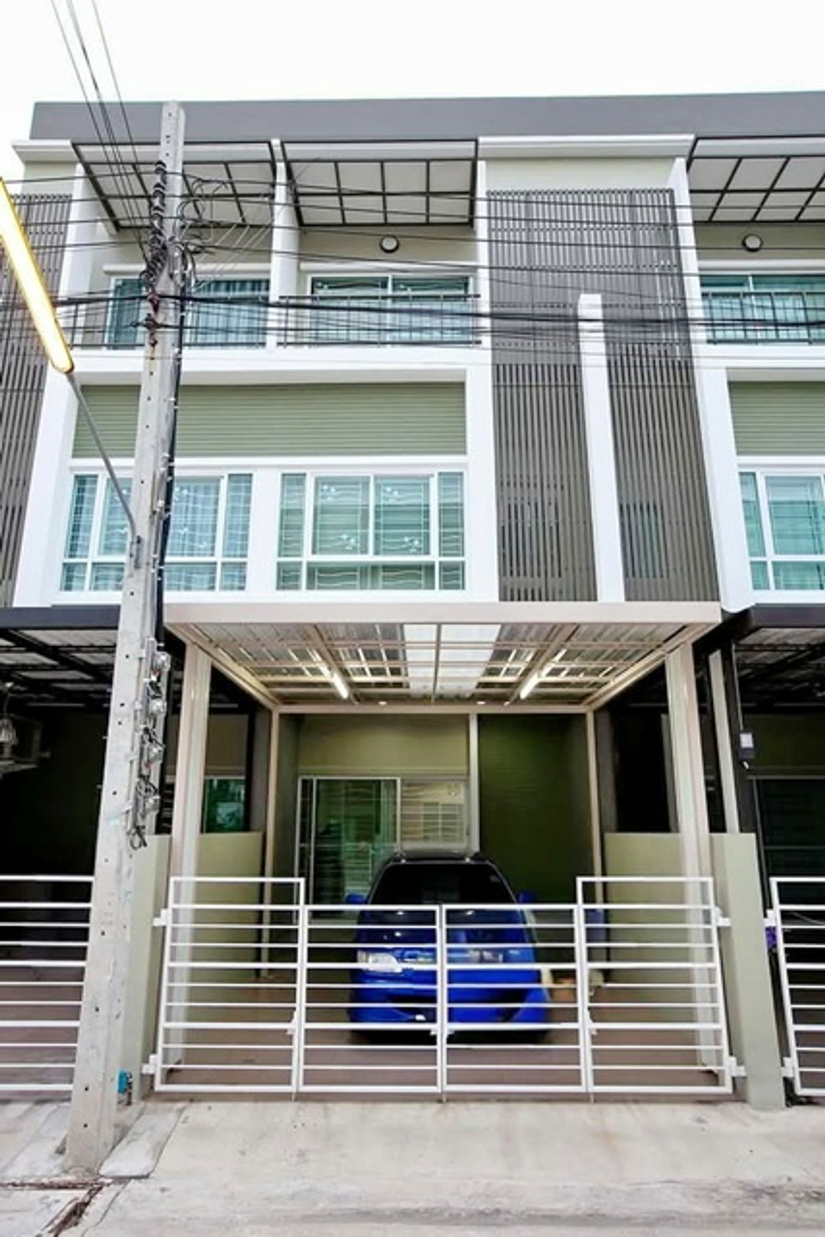 For RentTownhomeMin Buri, Romklao : Triam Udom500m. Ramkhamhaeng 140-146 The Paseo Town 1.1km. away Luxury 3-story townhouse for rent fu