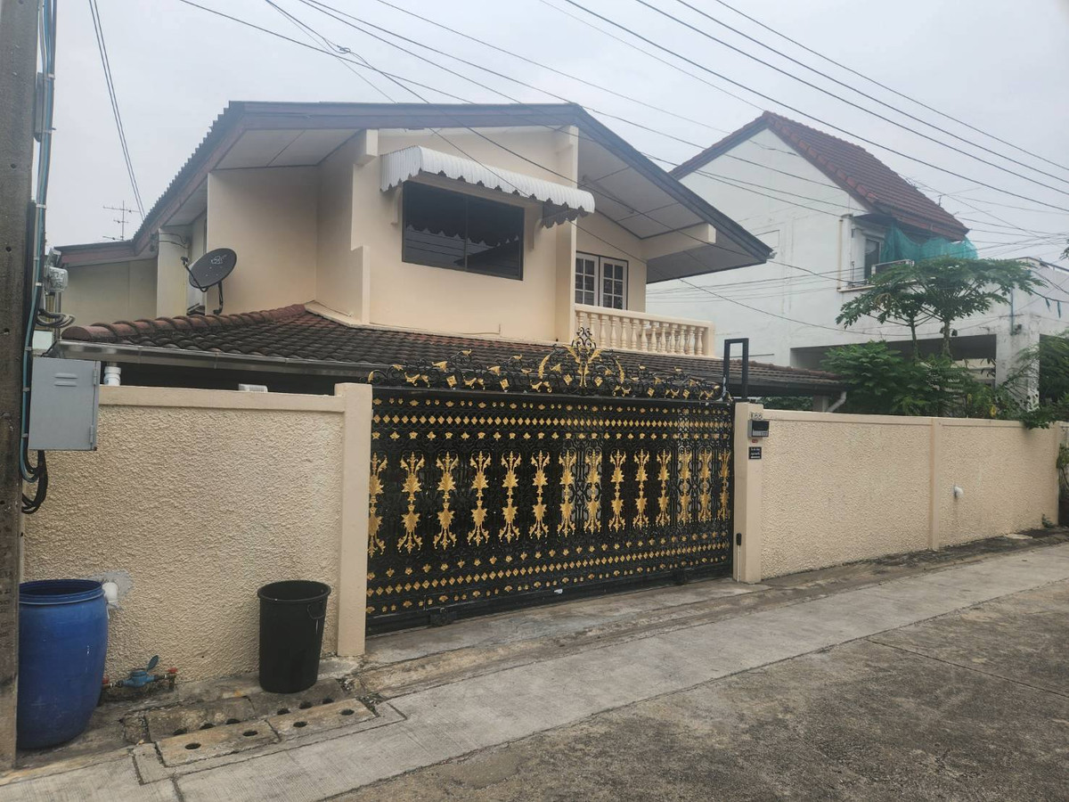 For RentHouseRatchadapisek, Huaikwang, Suttisan : 2-story detached house for rent, Ratchada Road, air conditioned, fully furnished, 76 sq m, 5 bedrooms, 5 bathrooms. Monthly rental price 52,000 baht/month