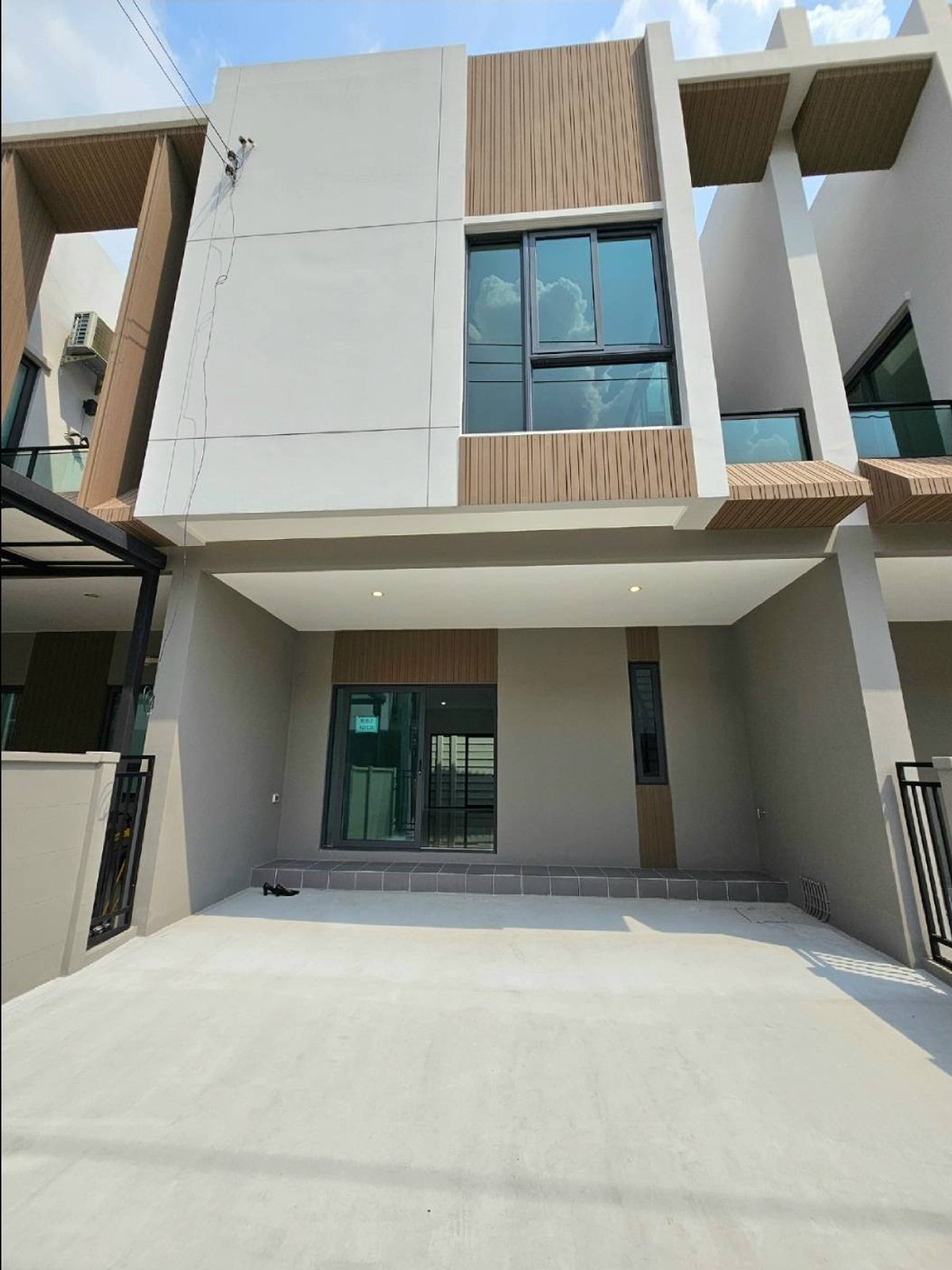 For SaleTownhomeLadprao101, Happy Land, The Mall Bang Kapi : Townhome for sale, 1st hand, from the project, good location