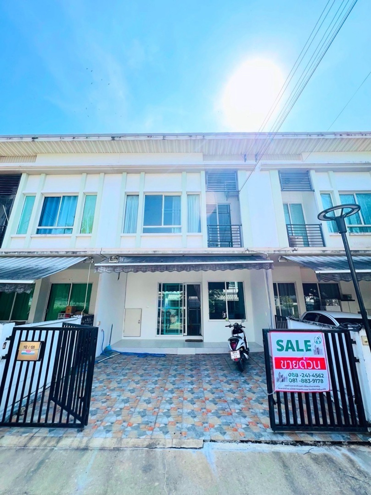 ขายทาวน์โฮมนวมินทร์ รามอินทรา : 🏡 ขายทาวน์เฮาส์ หมู่บ้านพลีโน่ วงแหวน-รามอินทรา ติดสำนักงานเขตคลองสามวา ขนาด 18 ตร.ว จำนวน 3 ห้องนอน 2 ห้องน้ำ พื้นที่ใช้สอย 110 ตร.ม.

💸 ราคา 2.59 ลบ. ค่าโอนกรรมสิทธิ์ 50/50 

❗️ต่อเติมครัวหลังบ้านแล้ว ไม่ทรุดค่ะ 

✅เฟอร์นิเจอร์+เครื่องใช้ไฟฟ้า 
	