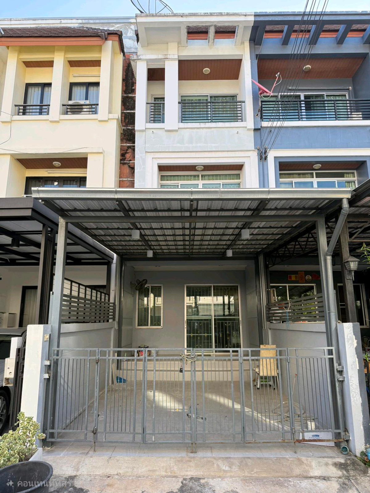 For SaleTownhomeRamkhamhaeng, Hua Mak : For sale Baan Klang Muang The Paris Rama9-Ramkamhang (Baan Klang Muang The Paris Rama9-Ramkamhang)
For sale: Baan Klang Muang The Paris, Soi Krungthep Kreetha 7.
3 floors, 3 bedrooms, 3 bathrooms
18.9 square wah 160 square meters 
Novated and the whole ho