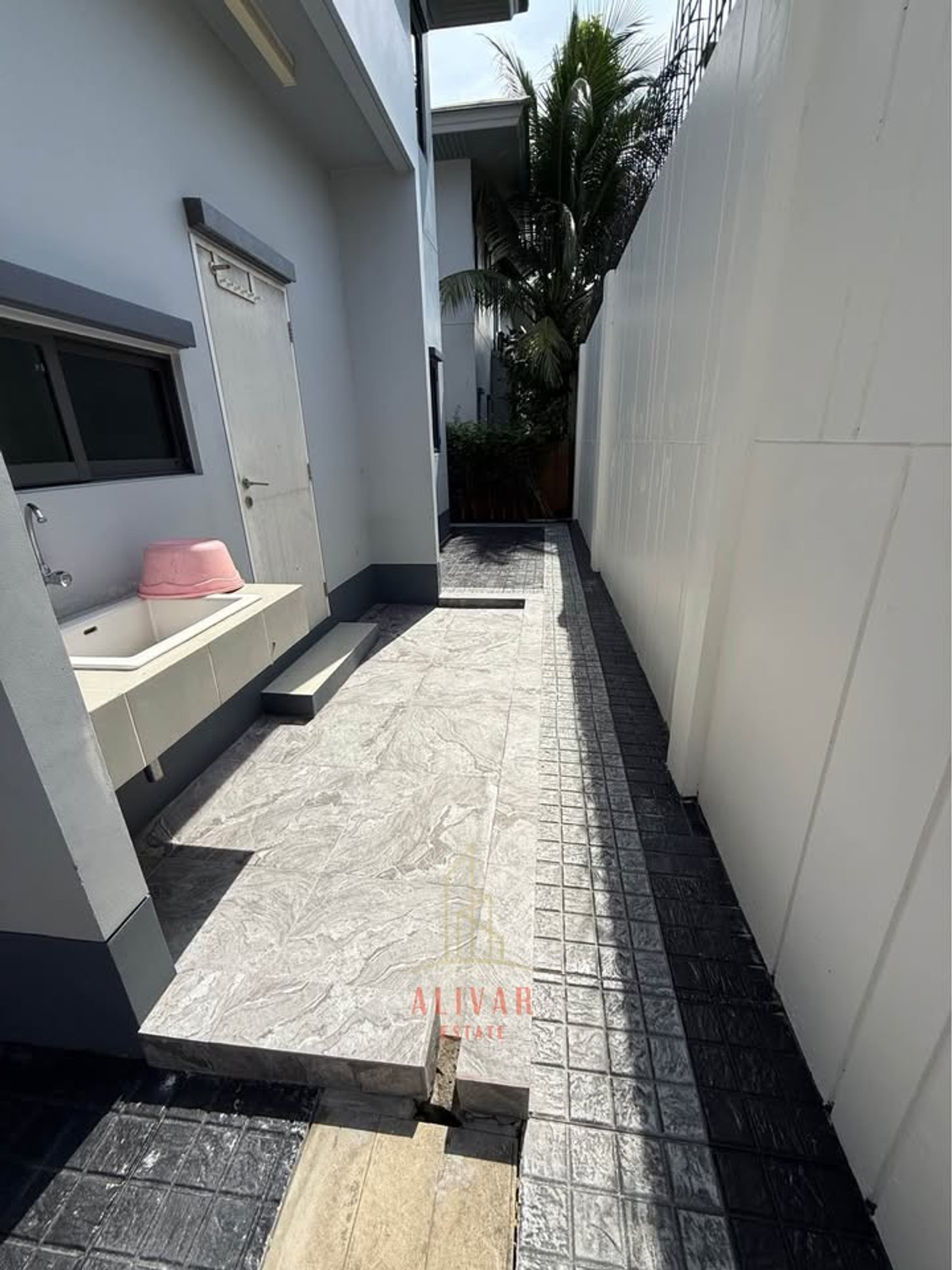 For RentHousePattanakan, Srinakarin : RH121125 For rent, 2-story detached house, 4 bedrooms, newly renovated at Setthasiri Pattanakarn.