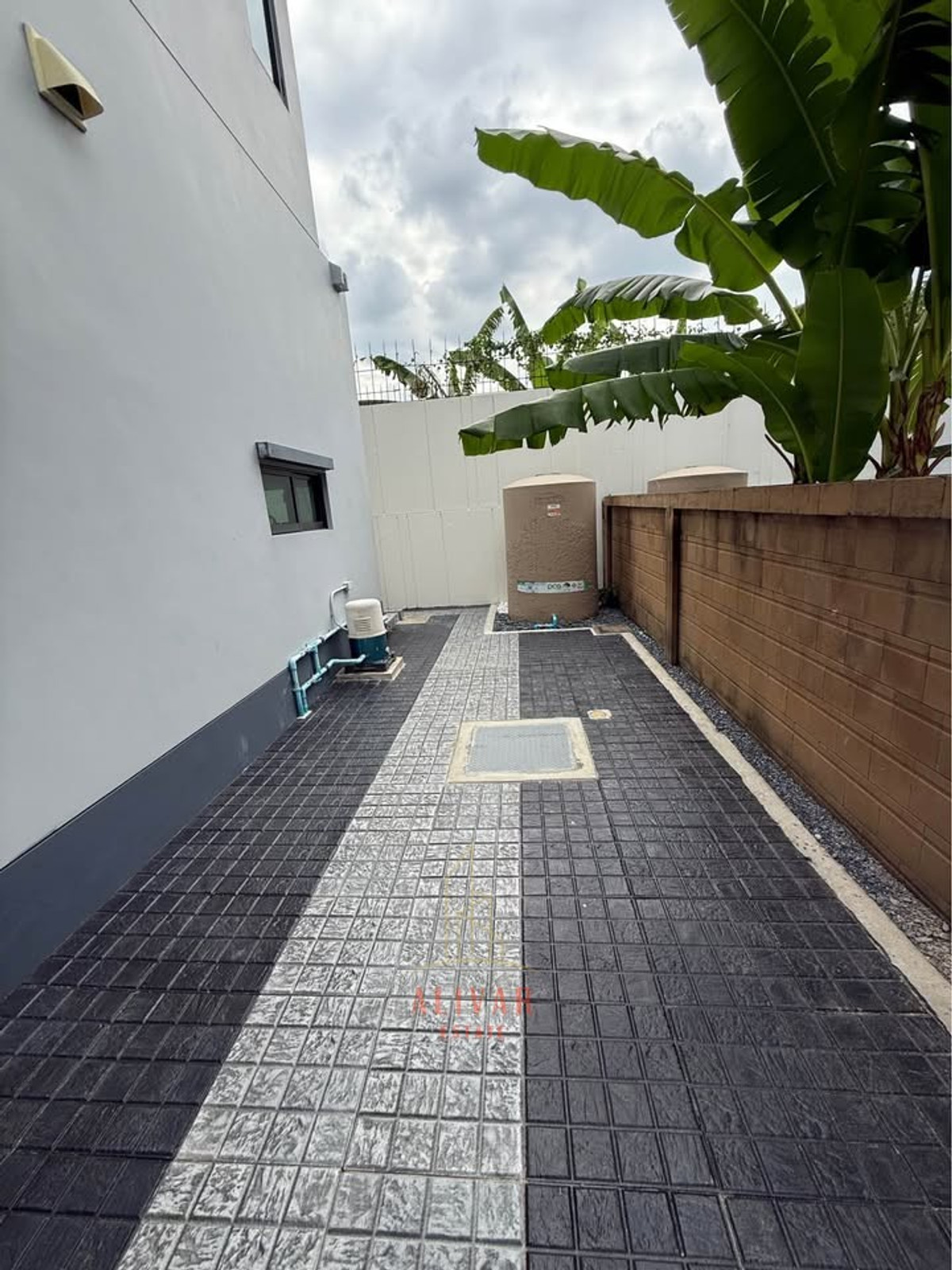 For RentHousePattanakan, Srinakarin : RH121125 For rent, 2-story detached house, 4 bedrooms, newly renovated at Setthasiri Pattanakarn.