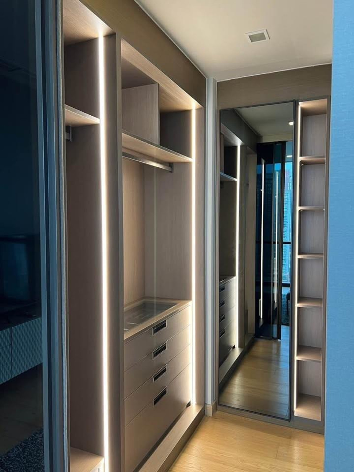 CondoSukhumvit, Asoke, Thonglor : Luxury condo at The Monument Thonglor, convenient travel, close to BTS, shuttle available, beautiful room, fully furnished. Urgent, special price!!