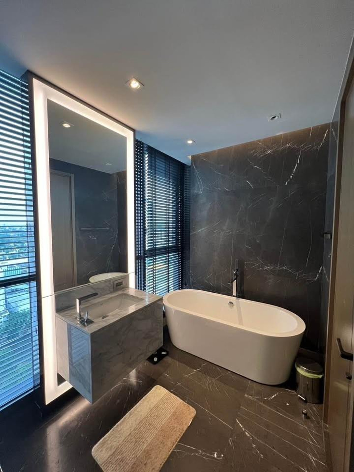 CondoSukhumvit, Asoke, Thonglor : Luxury condo at The Monument Thonglor, convenient travel, close to BTS, shuttle available, beautiful room, fully furnished. Urgent, special price!!