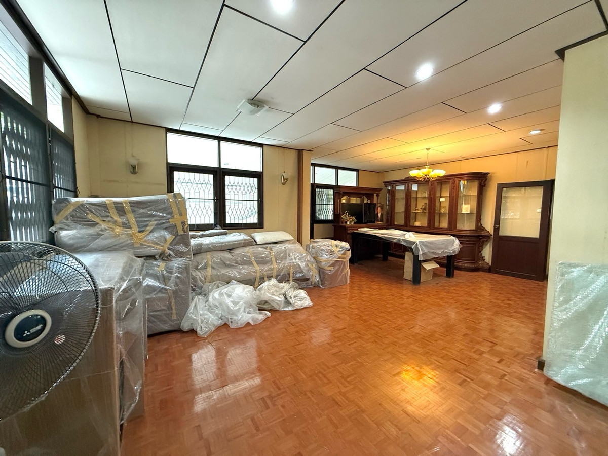 ให้เช่าบ้านสุขุมวิท อโศก ทองหล่อ : RENT บ้านเดี่ยวซอยสุขุมวิท 26  5 นอน 4 น้ำ สงบ ปลอดภัย จอดรถ 2-3 คัน 