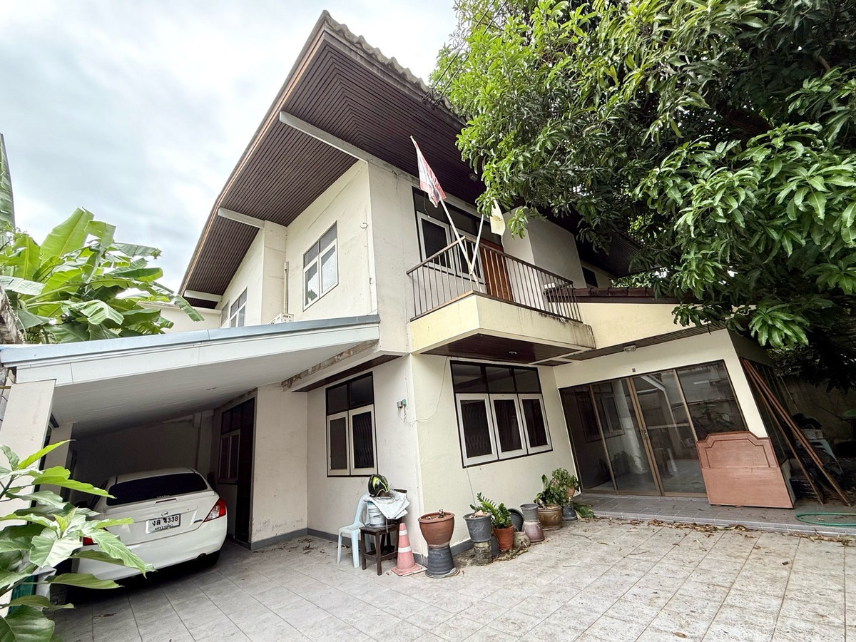 For RentHouseSukhumvit, Asoke, Thonglor : RENT Single house, Soi Sukhumvit 26, 5 bedrooms, 4 bathrooms, parking spaces 2-3 cars 
