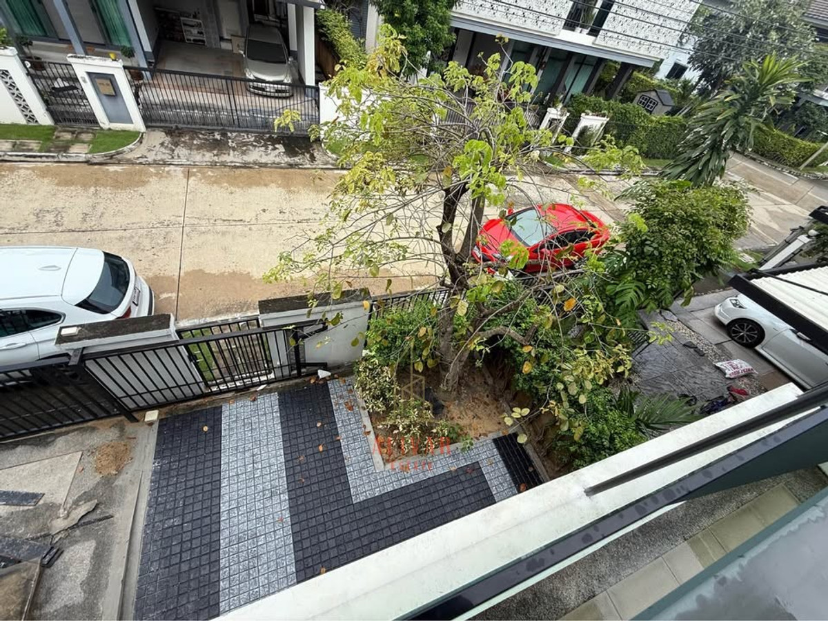 For RentHousePattanakan, Srinakarin : RH121125 For rent, 2-story detached house, 4 bedrooms, newly renovated at Setthasiri Pattanakarn.