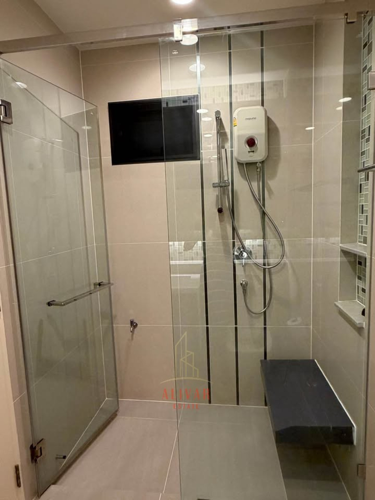 For RentHousePattanakan, Srinakarin : RH121125 For rent, 2-story detached house, 4 bedrooms, newly renovated at Setthasiri Pattanakarn.