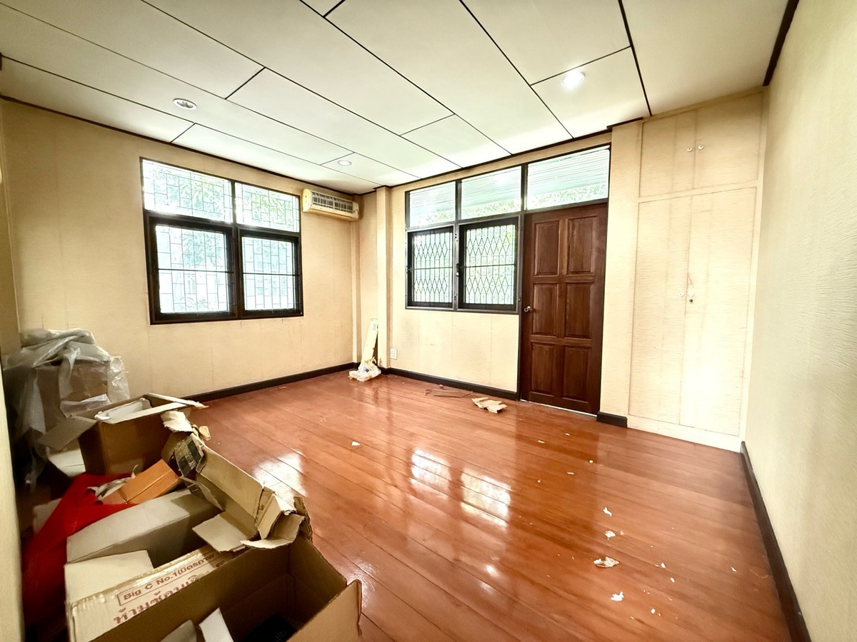 ให้เช่าบ้านสุขุมวิท อโศก ทองหล่อ : RENT บ้านเดี่ยวซอยสุขุมวิท 26  5 นอน 4 น้ำ สงบ ปลอดภัย จอดรถ 2-3 คัน 