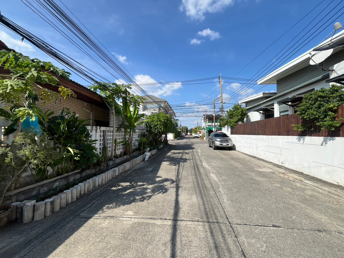 For LeaseholdLandChokchai 4, Ladprao 71, Ladprao 48, : ✨ Business for sale: “Cafe + Skimboard area”, prime location, Chokchai 4, Soi 54, Intersection 2, lease only 350,000 baht (negotiable), rent 25,000 baht/month, area 72 square wah – very suitable for a lifestyle business.