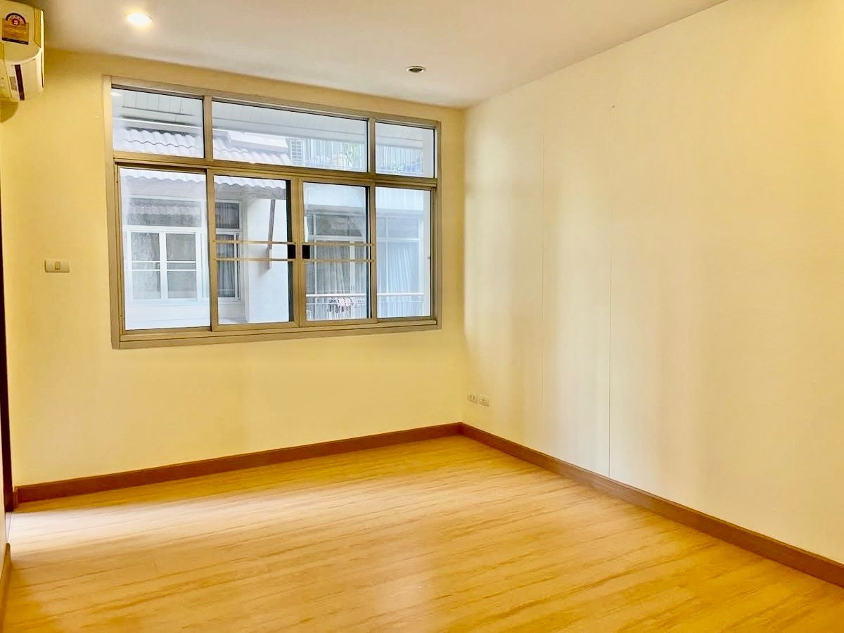 For SaleCondoRatchadapisek, Huaikwang, Suttisan : 📍 Condo for sale in the middle of the city, Resort Ratchada 7 
, prime location, close to the city, convenient travel, resort atmosphere in the middle of the city 🌴🏙️