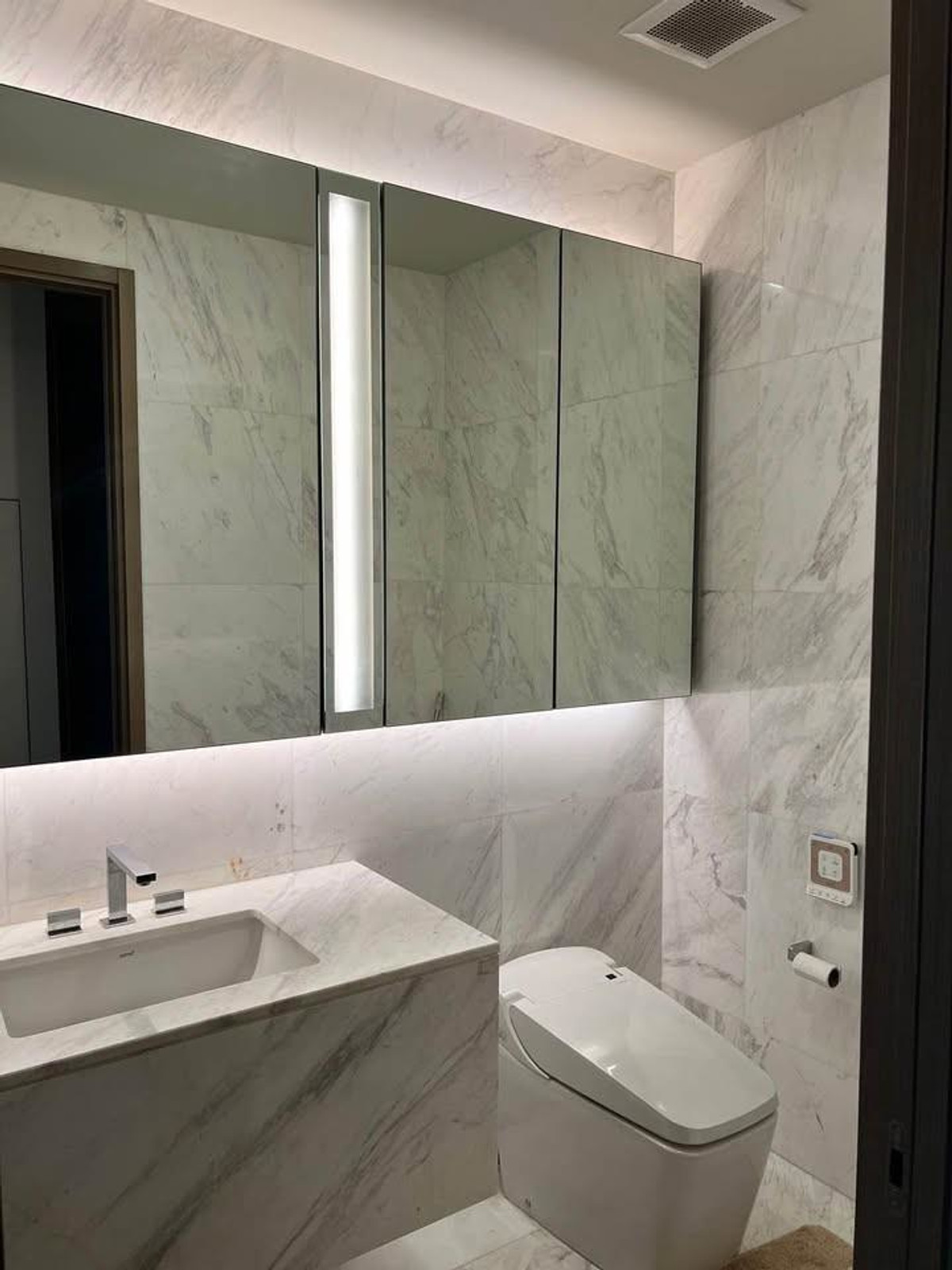 CondoSukhumvit, Asoke, Thonglor : Luxury condo at The Monument Thonglor, convenient travel, close to BTS, shuttle available, beautiful room, fully furnished. Urgent, special price!!