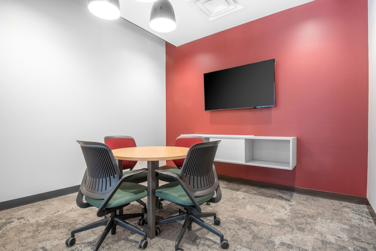 ให้เช่าสำนักงานสีลม ศาลาแดง บางรัก : พื้นที่สำนักงานส่วนตัวสำหรับ 4 คนที่ Regus W-District 