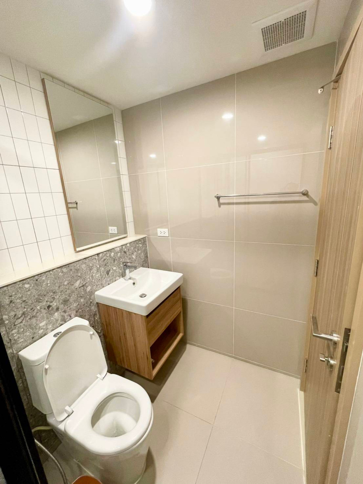 For RentCondoLadprao, Central Ladprao : For rent: The Line Vibe (by Sansiri), opposite Central Ladprao. Ready to move in