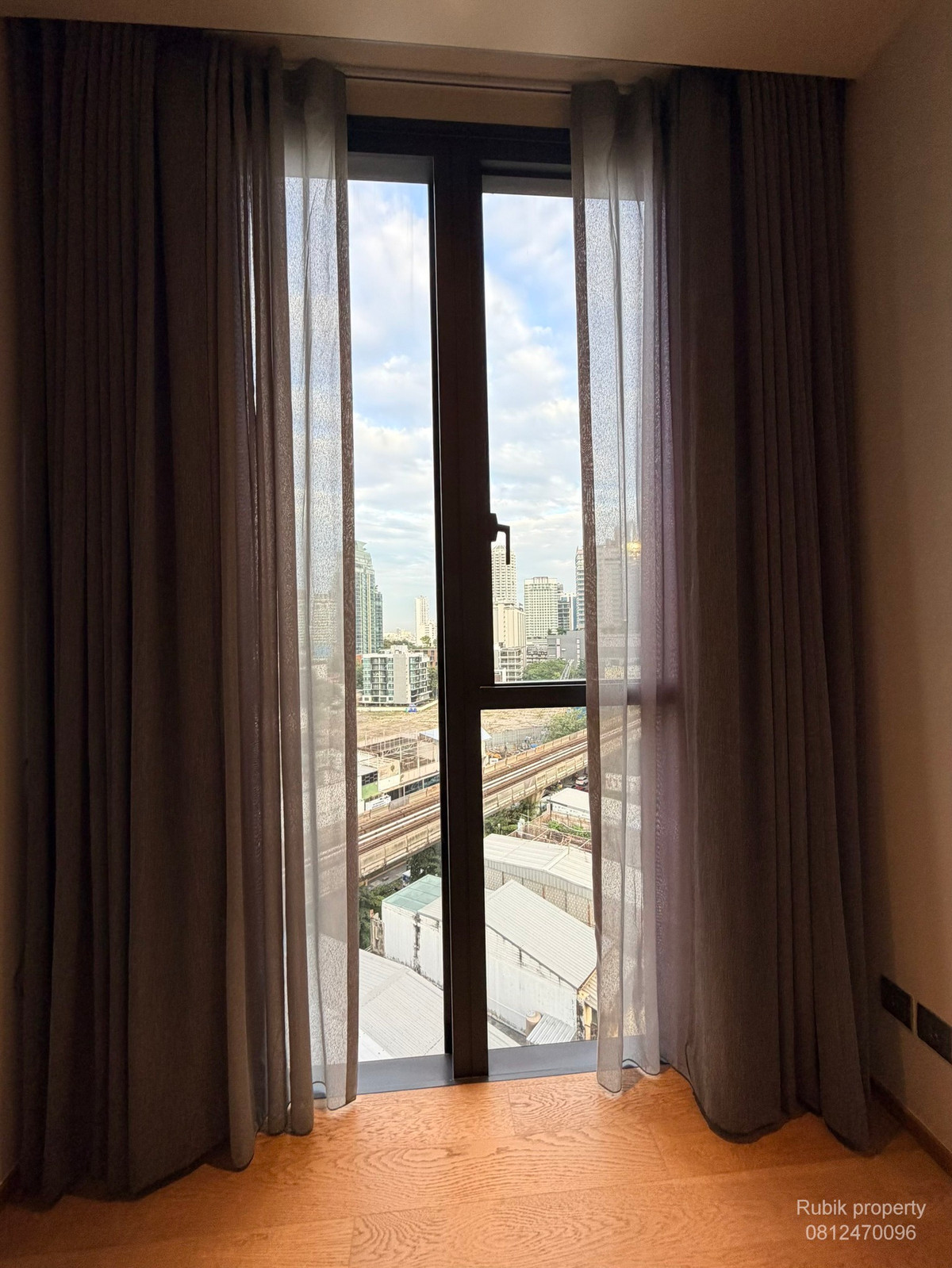 For RentCondoSukhumvit, Asoke, Thonglor : ✨ BEATNIQ Sukhumvit 32 — Ultra Luxury Corner Unit | RB1490 2+1 Bedrooms • 3 Bathrooms • 110 sqm • 10th floor | High ceiling, open view, Rare Item room