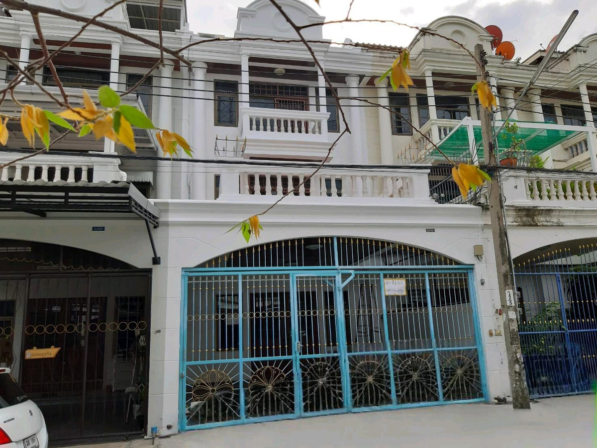 For RentTownhomeSathorn, Narathiwat : 🔥 Reasons to rent this townhome — The best location in the Rama 3 - Sathorn - Chong Nonsi area.
 The most prominent feature
Large usable area 228 sq m (ground floor + 2nd floor) — very rare in Rama 3 zone.
Real parking for 3 cars