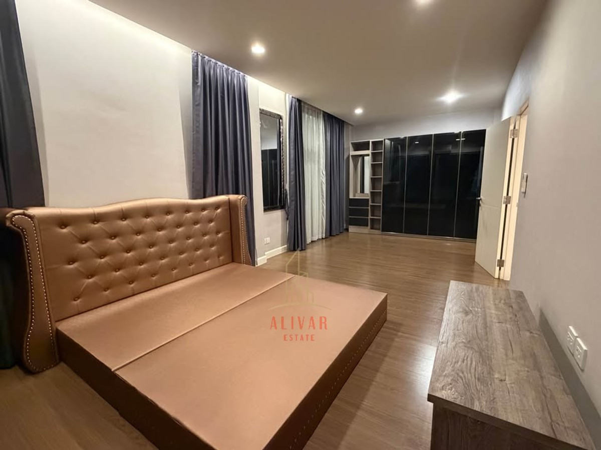 For RentHousePattanakan, Srinakarin : RH121125 For rent, 2-story detached house, 4 bedrooms, newly renovated at Setthasiri Pattanakarn.