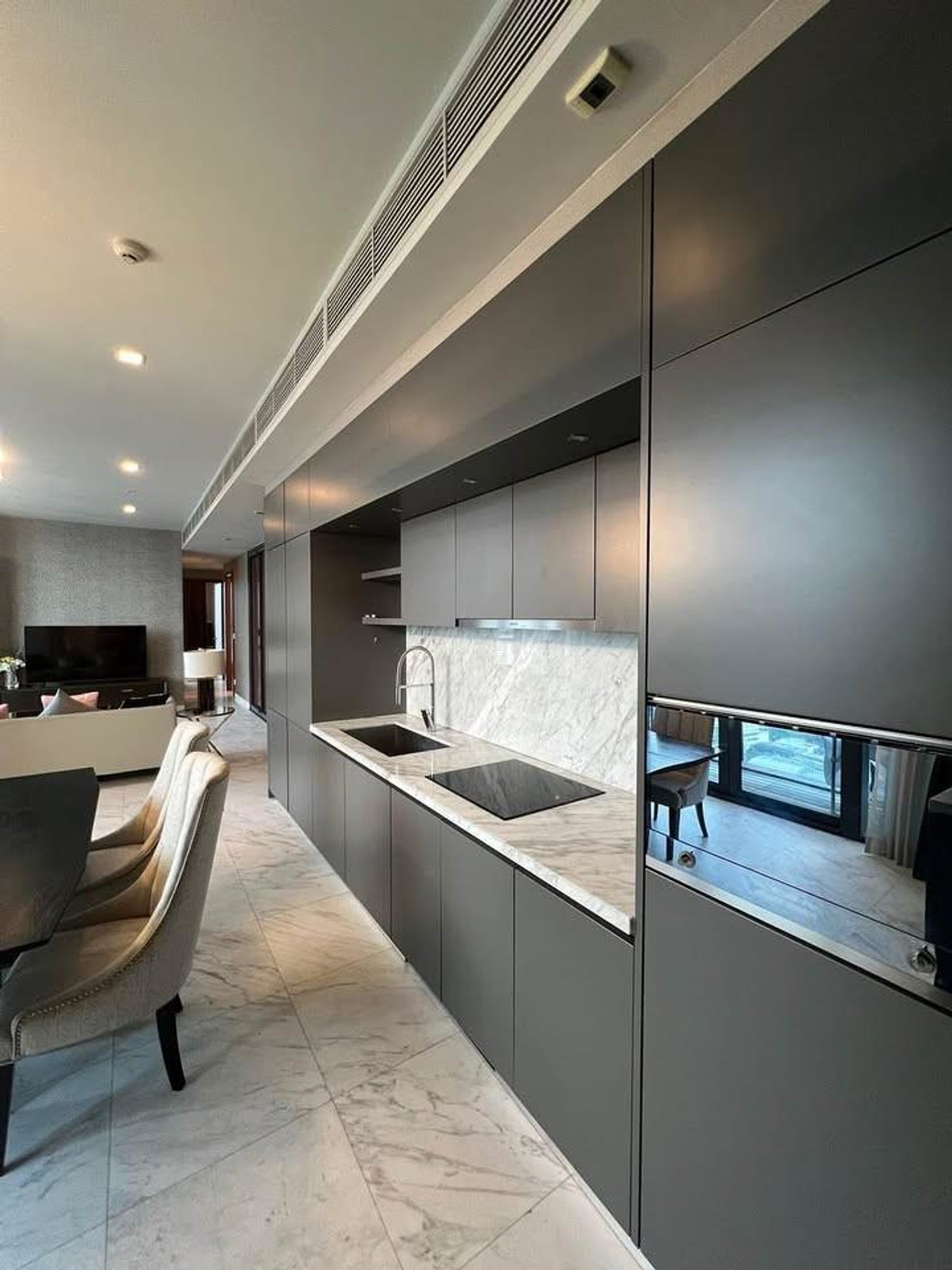 CondoSukhumvit, Asoke, Thonglor : Luxury condo at The Monument Thonglor, convenient travel, close to BTS, shuttle available, beautiful room, fully furnished. Urgent, special price!!