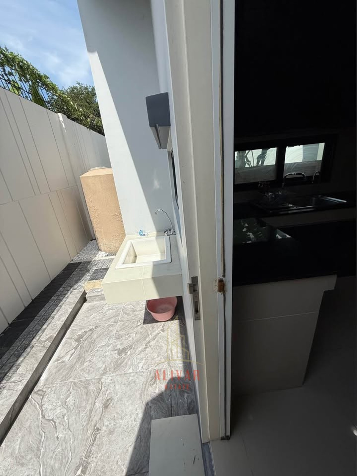 For RentHousePattanakan, Srinakarin : RH121125 For rent, 2-story detached house, 4 bedrooms, newly renovated at Setthasiri Pattanakarn.