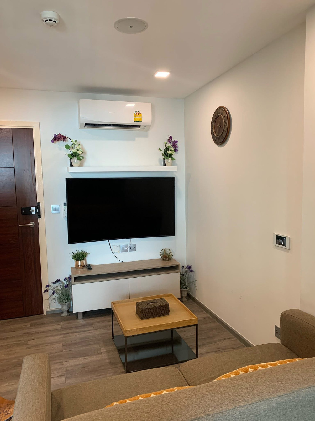 For RentCondoVipawadee, Don Mueang, Lak Si : For rent: Brown Condo Phahon-Saphan Mai.  The owner is rarely home. Everything looks new.