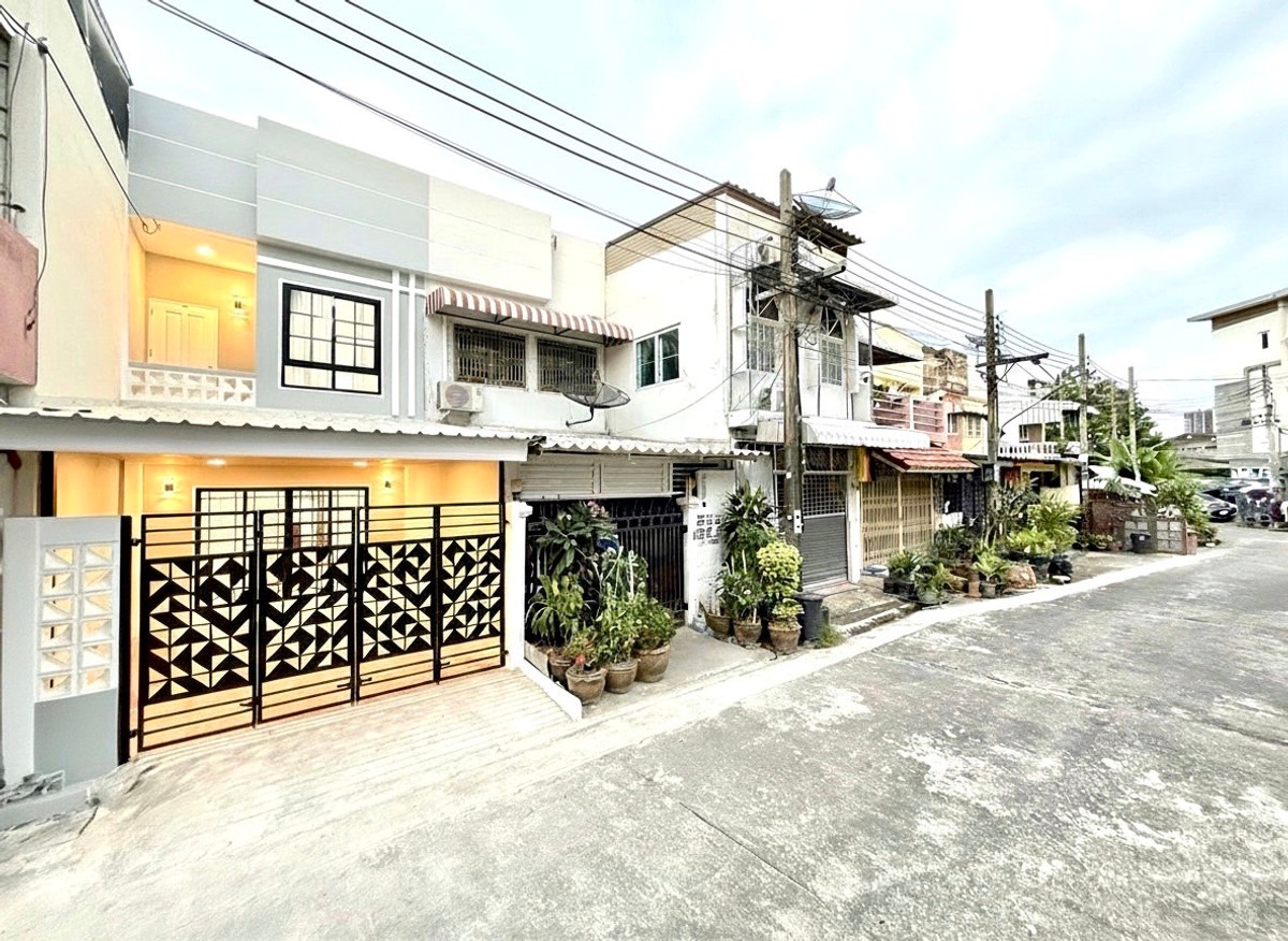 ขายทาวน์โฮมปิ่นเกล้า จรัญสนิทวงศ์ : ทาวน์เฮ้าส์ 2 ชั้น แต่งใหม่พร้อมอยู่ ซอยจรัญ 37 ใกล้ห้างแม็คโครจรัญ บางกอกน้อย