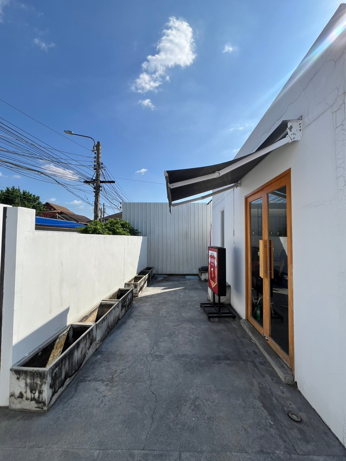 For LeaseholdLandChokchai 4, Ladprao 71, Ladprao 48, : ✨ Business for sale: “Cafe + Skimboard area”, prime location, Chokchai 4, Soi 54, Intersection 2, lease only 350,000 baht (negotiable), rent 25,000 baht/month, area 72 square wah – very suitable for a lifestyle business.