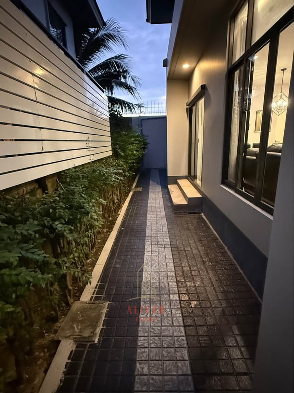 For RentHousePattanakan, Srinakarin : RH121125 For rent, 2-story detached house, 4 bedrooms, newly renovated at Setthasiri Pattanakarn.