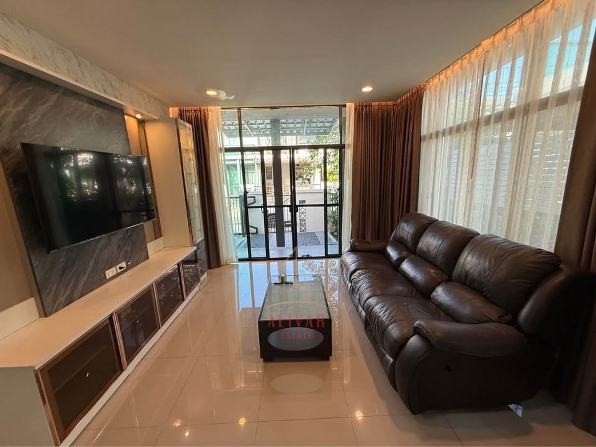 For RentHousePattanakan, Srinakarin : RH121125 For rent, 2-story detached house, 4 bedrooms, newly renovated at Setthasiri Pattanakarn.