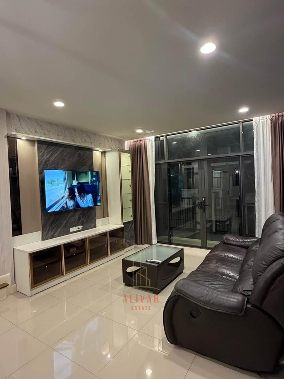 For RentHousePattanakan, Srinakarin : RH121125 For rent, 2-story detached house, 4 bedrooms, newly renovated at Setthasiri Pattanakarn.