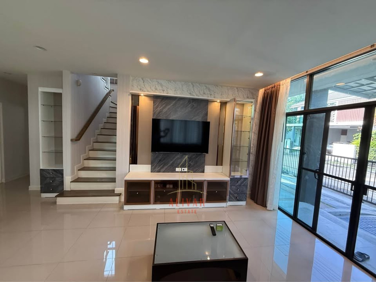For RentHousePattanakan, Srinakarin : RH121125 For rent, 2-story detached house, 4 bedrooms, newly renovated at Setthasiri Pattanakarn.