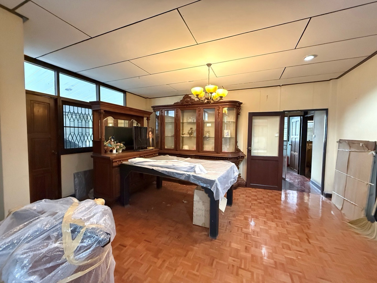 ให้เช่าบ้านสุขุมวิท อโศก ทองหล่อ : RENT บ้านเดี่ยวซอยสุขุมวิท 26  5 นอน 4 น้ำ สงบ ปลอดภัย จอดรถ 2-3 คัน 