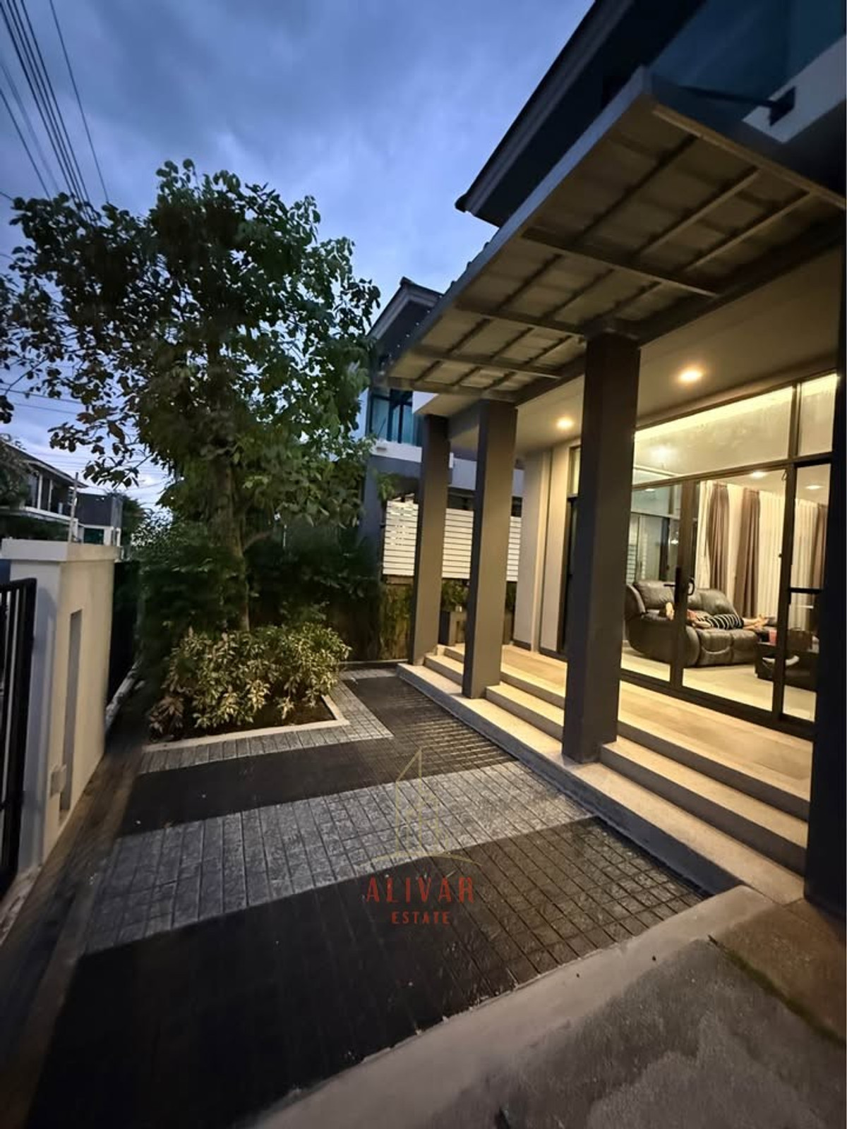 For RentHousePattanakan, Srinakarin : RH121125 For rent, 2-story detached house, 4 bedrooms, newly renovated at Setthasiri Pattanakarn.