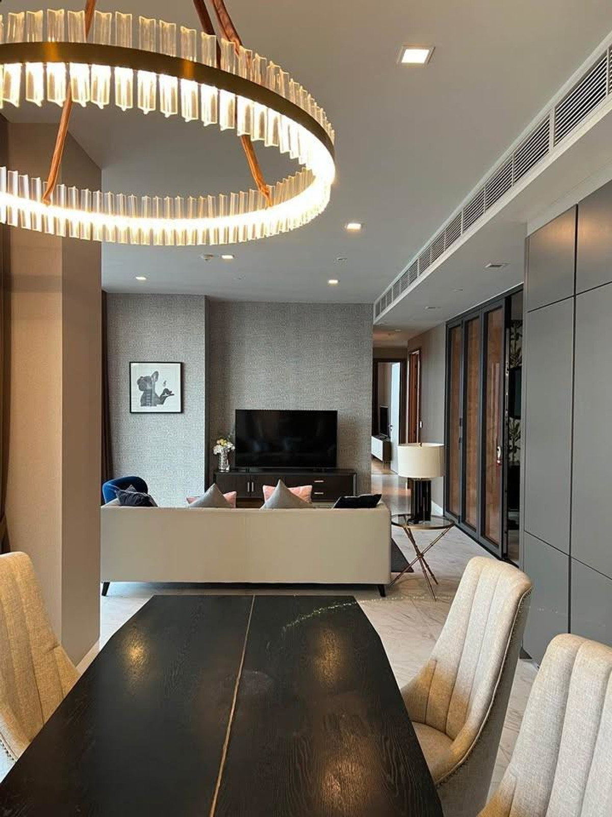 CondoSukhumvit, Asoke, Thonglor : Luxury condo at The Monument Thonglor, convenient travel, close to BTS, shuttle available, beautiful room, fully furnished. Urgent, special price!!