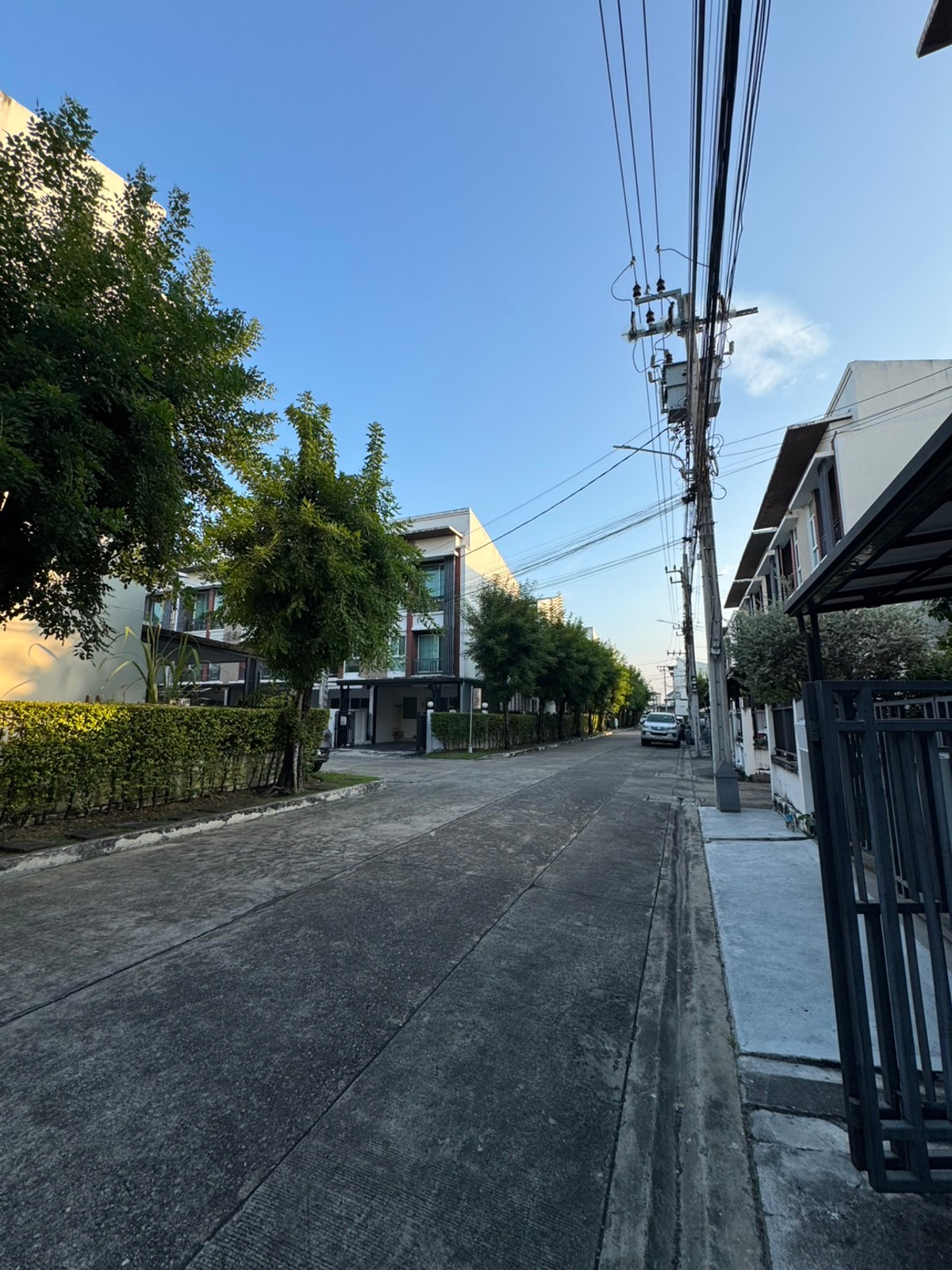 ทาวน์โฮมโชคชัย4 ลาดพร้าว71 : ‼️ให้เช่า และขายด่วน ‼️ บ้านทาวน์โฮม 3 ชั้น โครงการ บ้านกลางเมืองโชคชัยสี่ ซอย50  ลาดพร้าว-รัชดา  รีโนเวทใหม่ แบกกระเป๋าพร้อมเข้าอยู่ได้เลย ใกล้สถานีรถไฟฟ้าสายสีเหลือง 