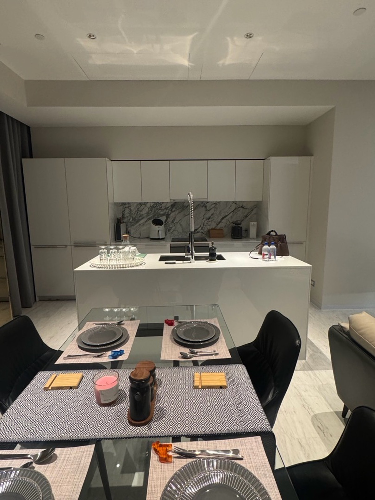 ให้เช่าคอนโดสาทร นราธิวาส : 📍New For Rent Four seasons private residences🔹Ready to move in( Available )🔹2Bedrooms 3Bathrooms 🔹Size :123 Sqm💸Price :230,000 / Baht (1 year contract)💸Price: 250,000/ Baht (6 months or 3 months contract)🔹47th floor.