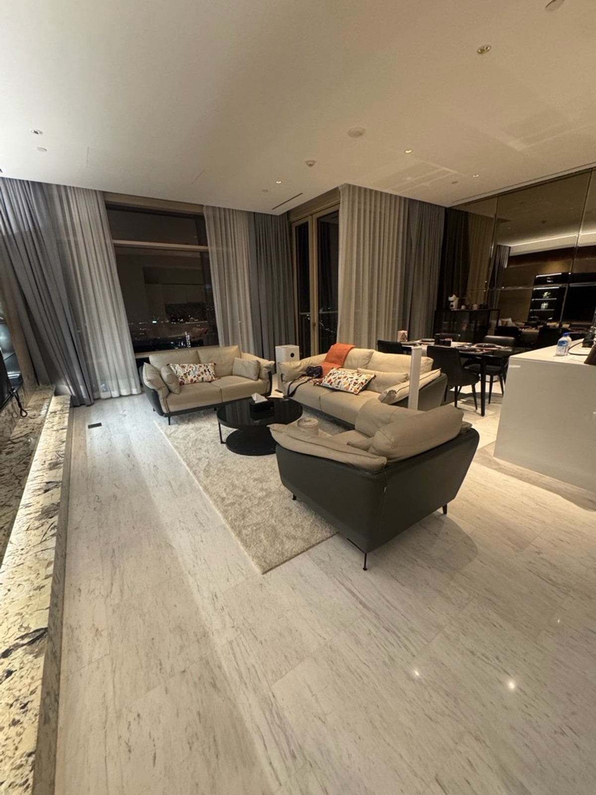 ให้เช่าคอนโดสาทร นราธิวาส : 📍New For Rent Four seasons private residences🔹Ready to move in( Available )🔹2Bedrooms 3Bathrooms 🔹Size :123 Sqm💸Price :230,000 / Baht (1 year contract)💸Price: 250,000/ Baht (6 months or 3 months contract)🔹47th floor.