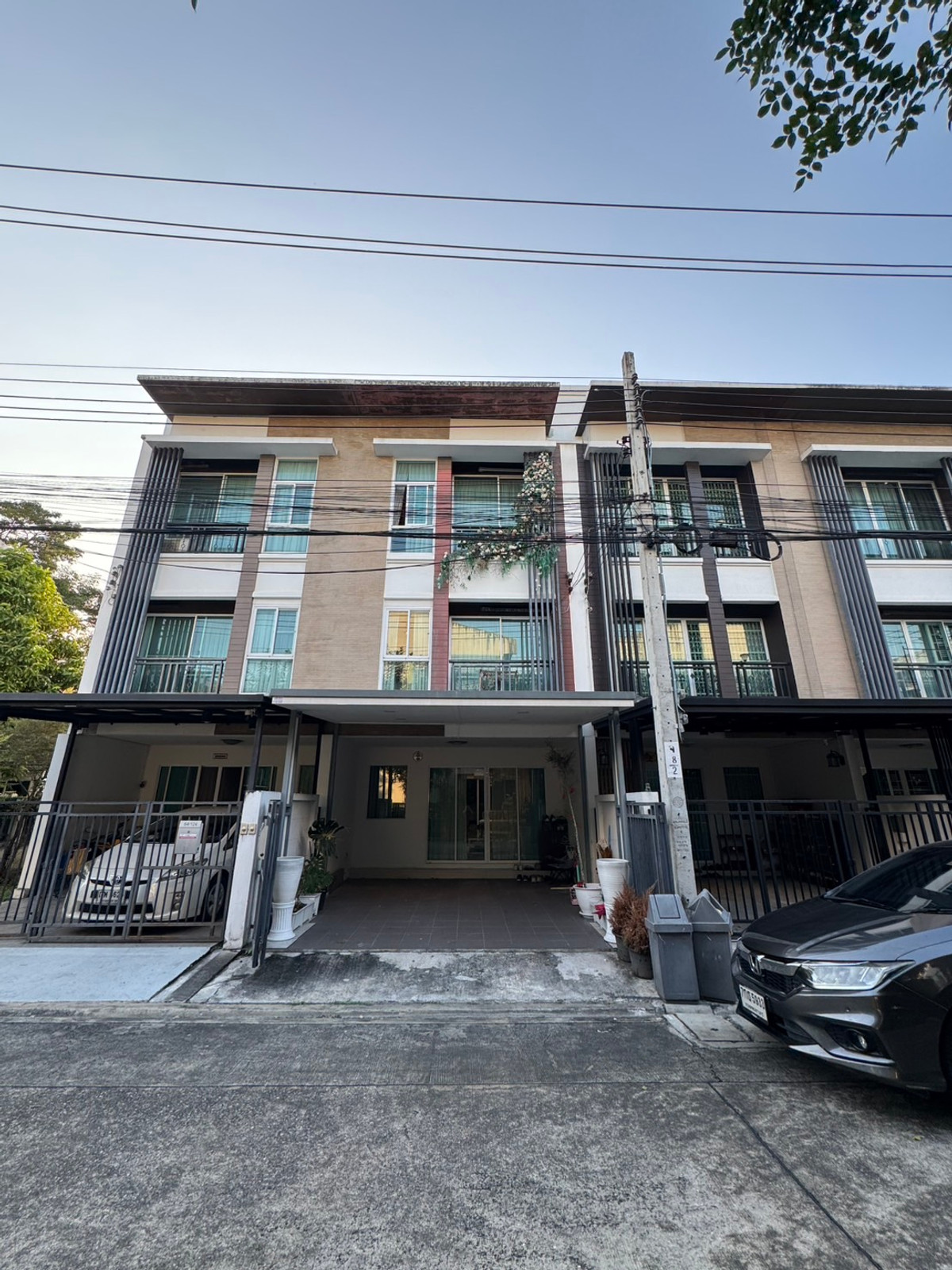 ทาวน์โฮมโชคชัย4 ลาดพร้าว71 : ‼️ให้เช่า และขายด่วน ‼️ บ้านทาวน์โฮม 3 ชั้น โครงการ บ้านกลางเมืองโชคชัยสี่ ซอย50  ลาดพร้าว-รัชดา  รีโนเวทใหม่ แบกกระเป๋าพร้อมเข้าอยู่ได้เลย ใกล้สถานีรถไฟฟ้าสายสีเหลือง 