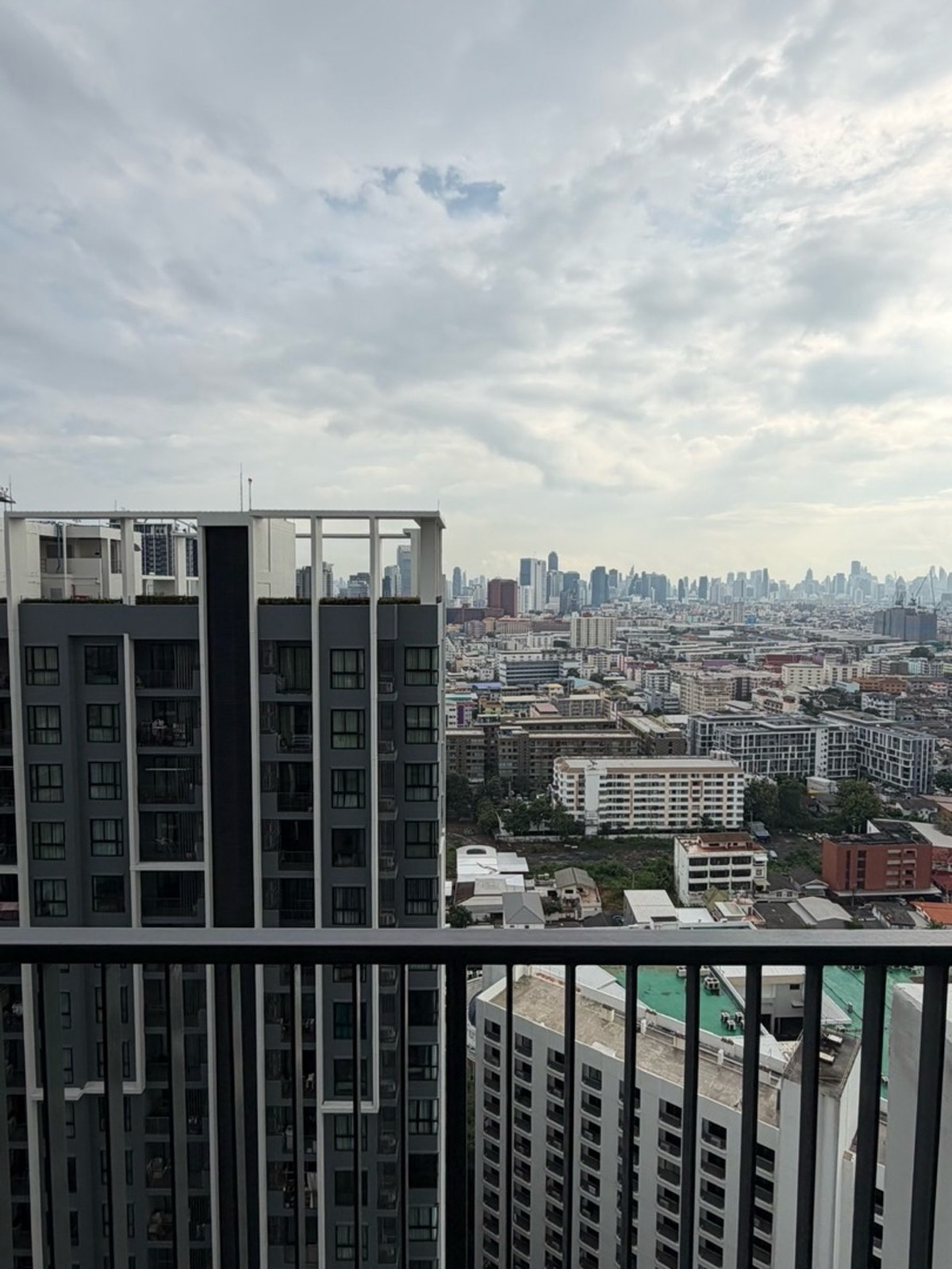 For SaleCondoRatchadapisek, Huaikwang, Suttisan : Quinn Ratchada 17⭐️ Urgent sale🔥 1 bedroom size 45sq.m Happy to negotiate (Tam 084-9792464)