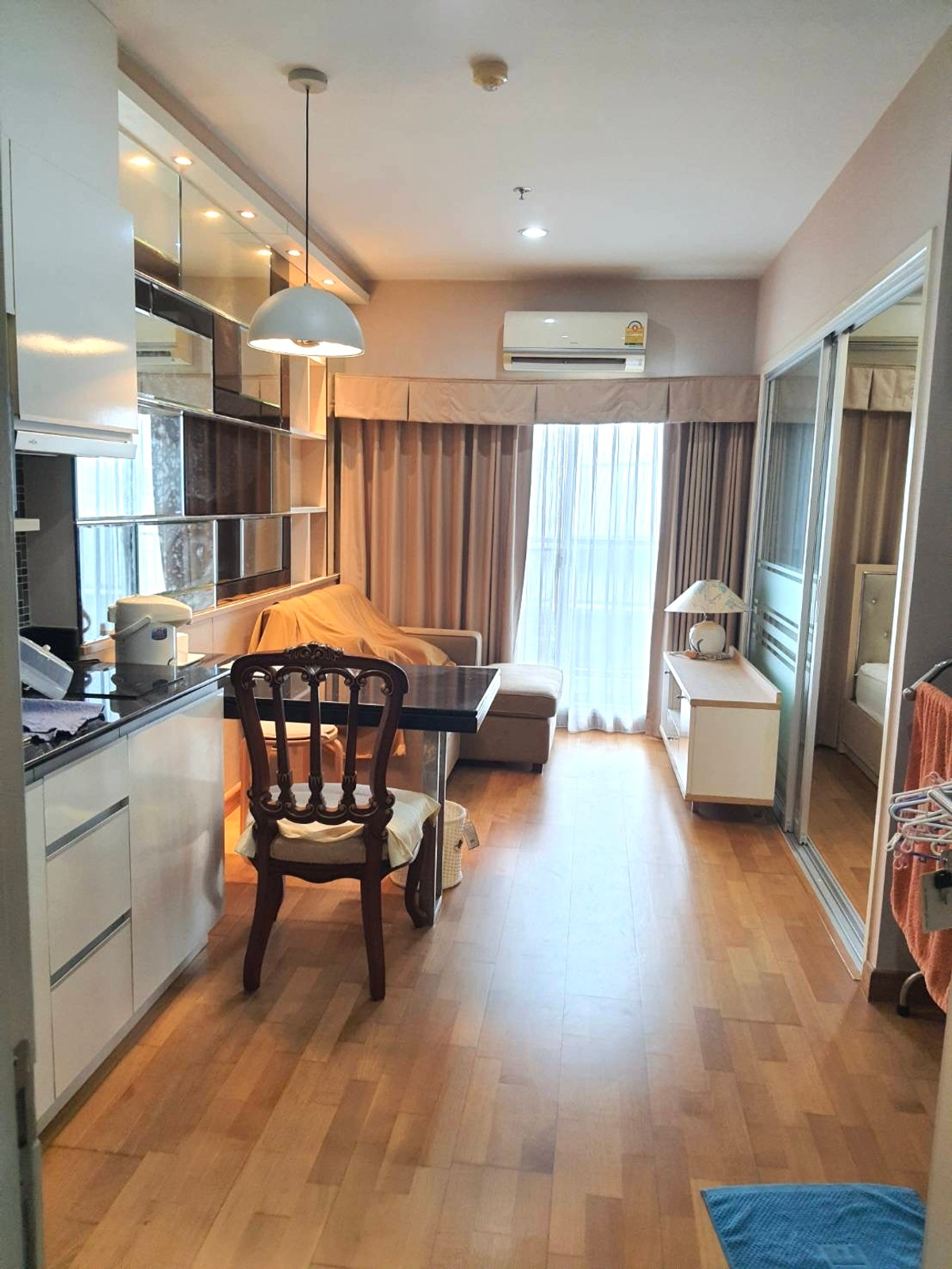 For RentCondoBang kae, Phetkasem : For rent, built-in room, the entire room is very beautifully decorated. Never rented out (Price negotiable) Condo The Parkland Phetkasem next to MRT Lak Song.