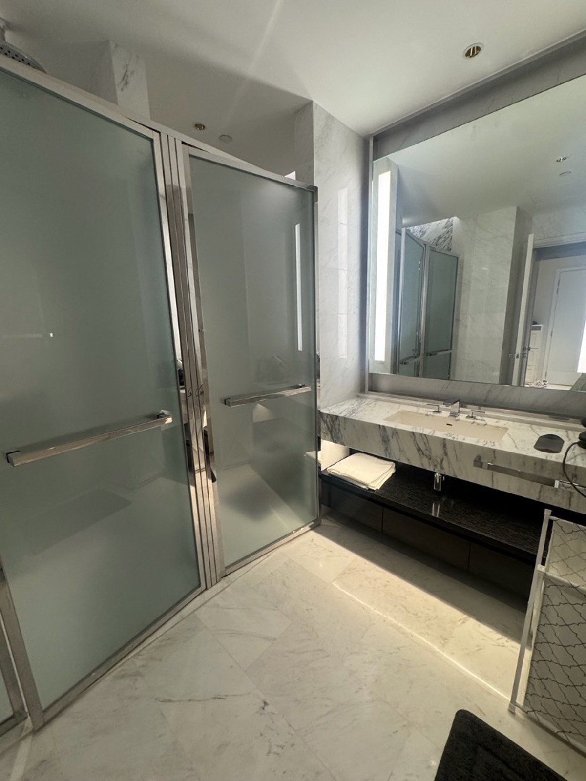 ให้เช่าคอนโดสาทร นราธิวาส : 📍New For Rent Four seasons private residences🔹Ready to move in( Available )🔹2Bedrooms 3Bathrooms 🔹Size :123 Sqm💸Price :230,000 / Baht (1 year contract)💸Price: 250,000/ Baht (6 months or 3 months contract)🔹47th floor.