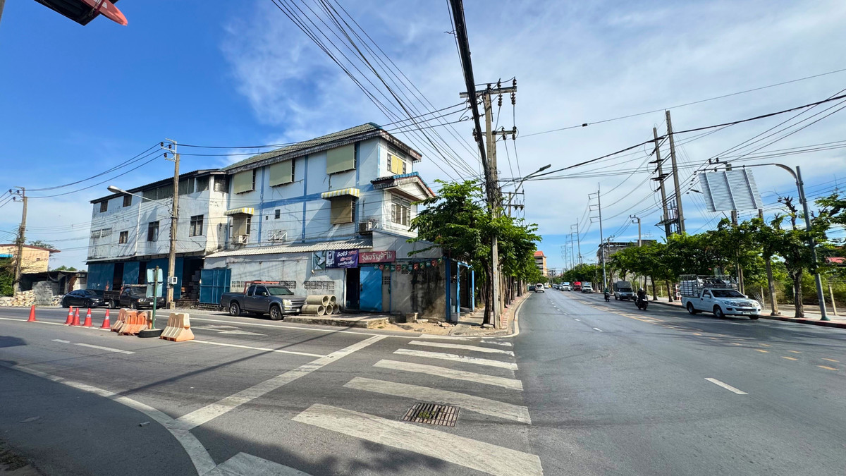 For RentWarehouseRathburana, Suksawat : For sale/rent, 3-story commercial building with warehouse, area over 52.8 square meters, corner location of Pracha Uthit main road and Soi Pracha Uthit 99, road along the Kanchana Ring Expressway.