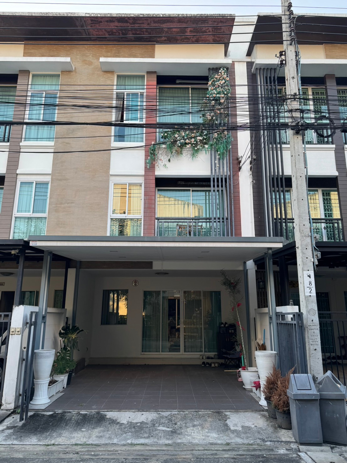 ทาวน์โฮมโชคชัย4 ลาดพร้าว71 : ‼️ให้เช่า และขายด่วน ‼️ บ้านทาวน์โฮม 3 ชั้น โครงการ บ้านกลางเมืองโชคชัยสี่ ซอย50  ลาดพร้าว-รัชดา  รีโนเวทใหม่ แบกกระเป๋าพร้อมเข้าอยู่ได้เลย ใกล้สถานีรถไฟฟ้าสายสีเหลือง 