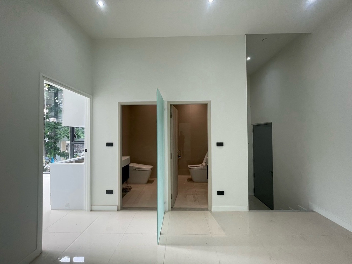 ให้เช่าร้านค้า/ตลาดนัดสุขุมวิท อโศก ทองหล่อ : พื้นที่เช่า ทำ ธุรกิจ @ อโศก ขนาด 170 ตารางเมตร ชั้น 2 มีที่จอดรถ ใกล้ BTS 