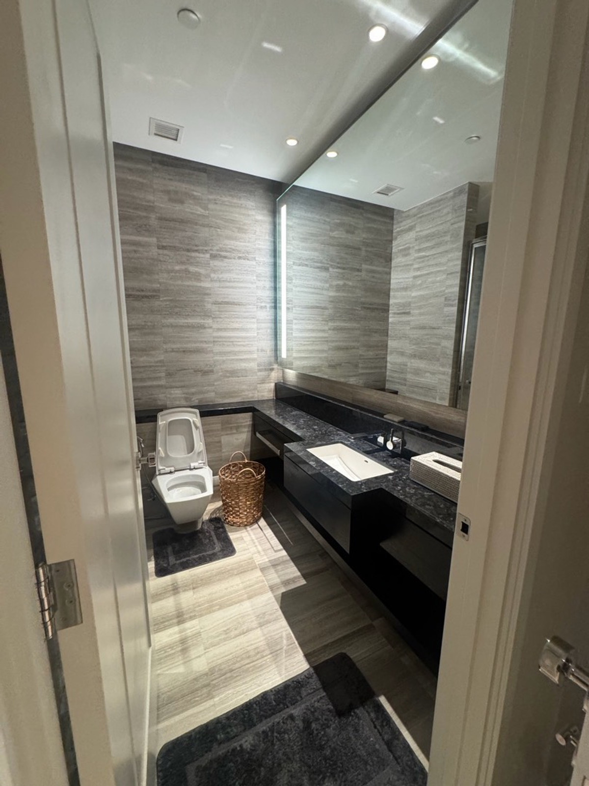 ให้เช่าคอนโดสาทร นราธิวาส : 📍New For Rent Four seasons private residences🔹Ready to move in( Available )🔹2Bedrooms 3Bathrooms 🔹Size :123 Sqm💸Price :230,000 / Baht (1 year contract)💸Price: 250,000/ Baht (6 months or 3 months contract)🔹47th floor.