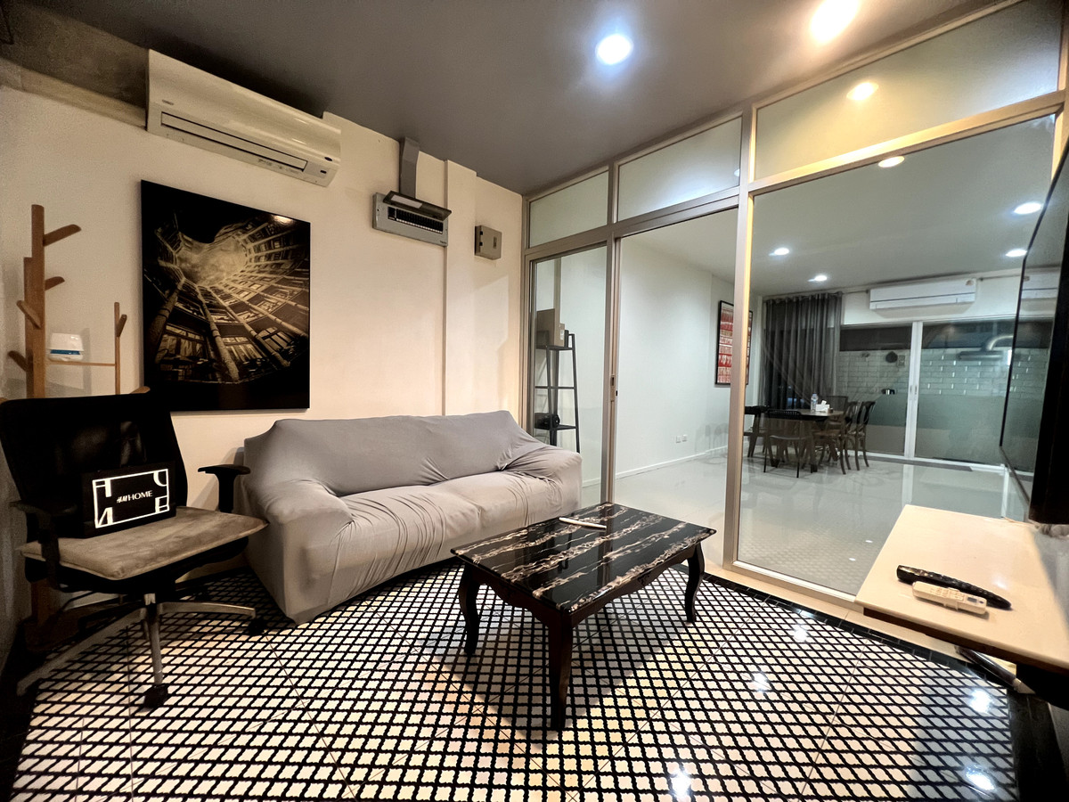 For RentTownhomePattanakan, Srinakarin : For rent: Modern Townhome Noble Cube Phatthanakan, on Phatthanakan Road.