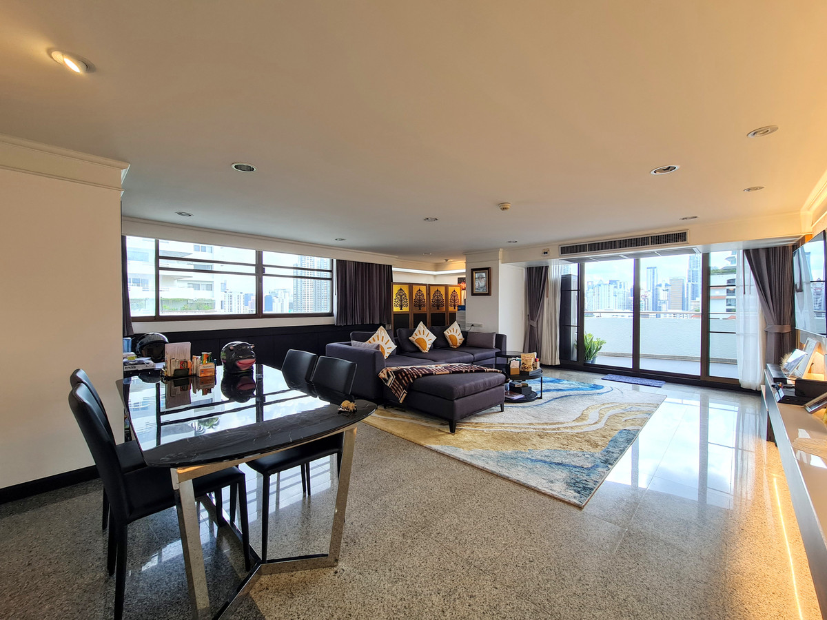 ขายคอนโดสุขุมวิท อโศก ทองหล่อ : 2-Beds Condo in Phrom Phong with Large Balcony & City View